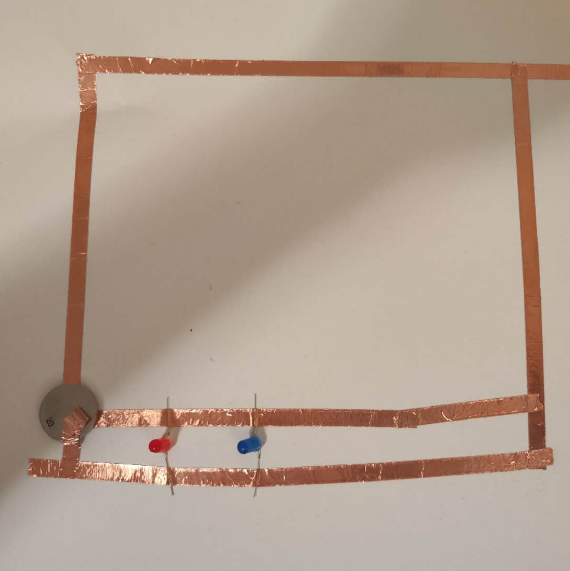 This is more tests I conducted for researching series and parallel circuits. I was testing under what circumstances the bulb would light up and whether it had anything to do with the placement of the copper foil. At what position would the copper foil touch the electrode with the bulb to light up the bulb?