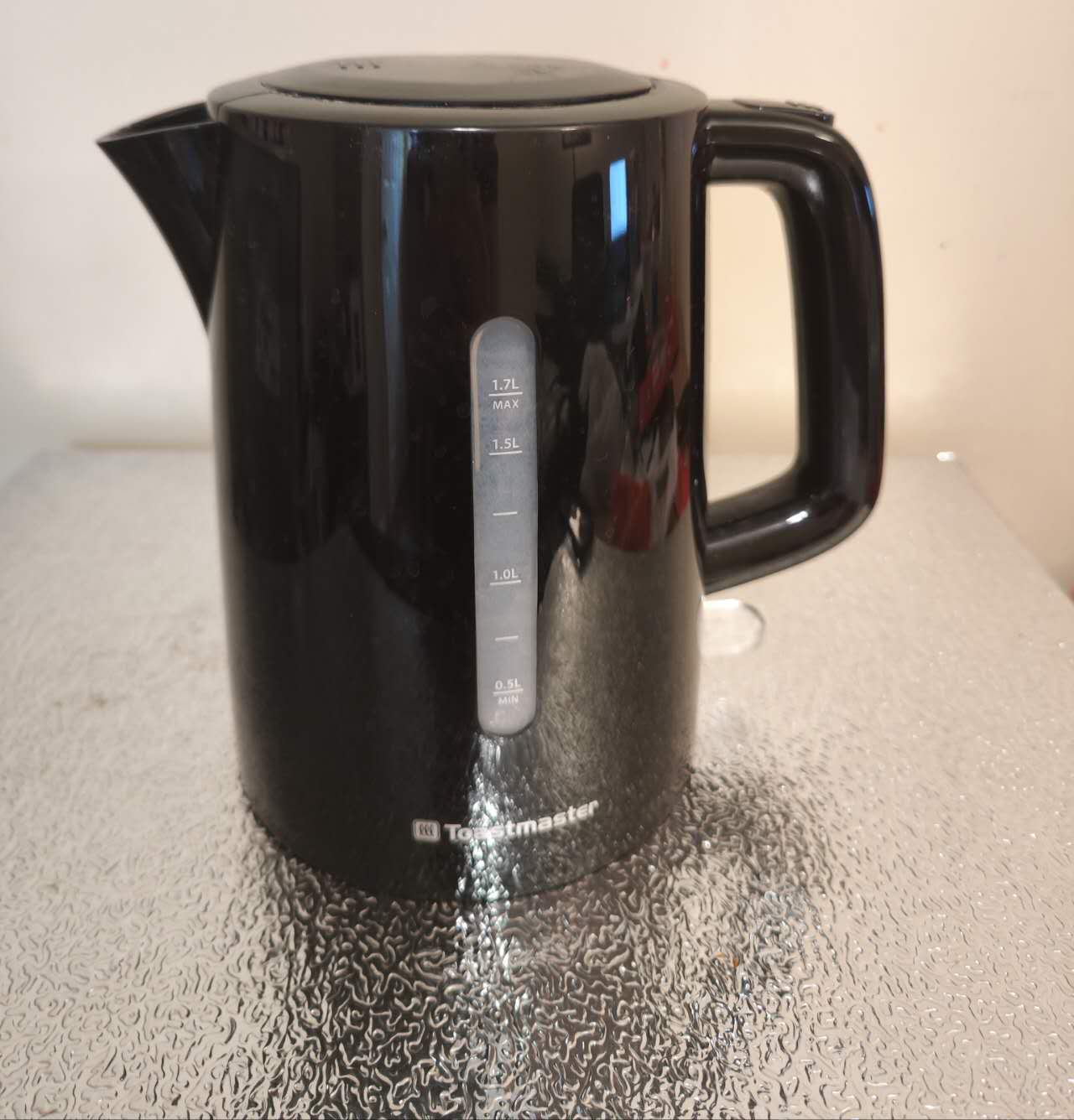 This is my electric kettle. It has a spout, a handle, and a lid. It is a complex geometry.
