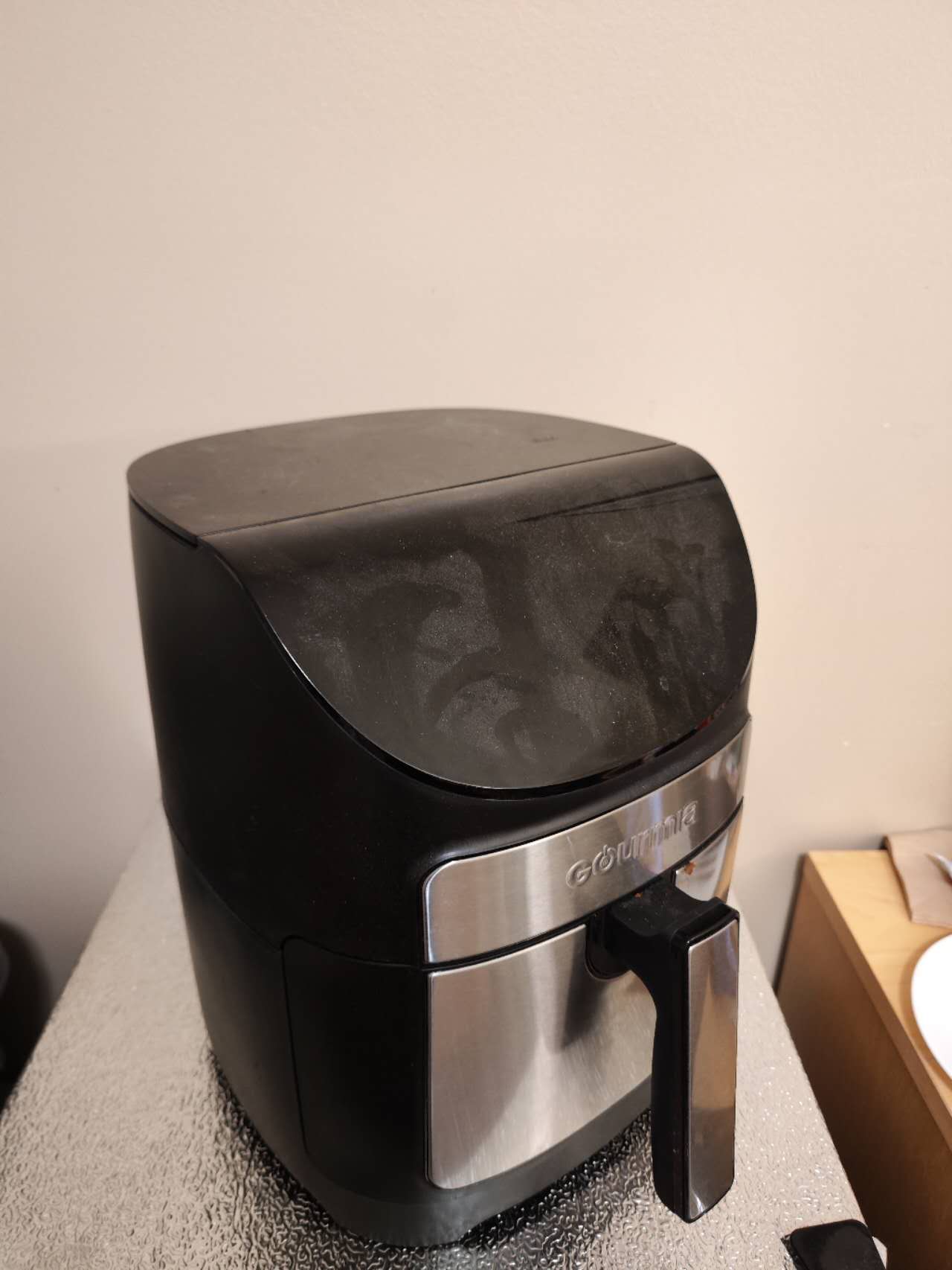 This is the air fryer I chose as a modeling model because it has a simple structure but also some relatively complex details, so I selected it as one of the objects for my modeling.
